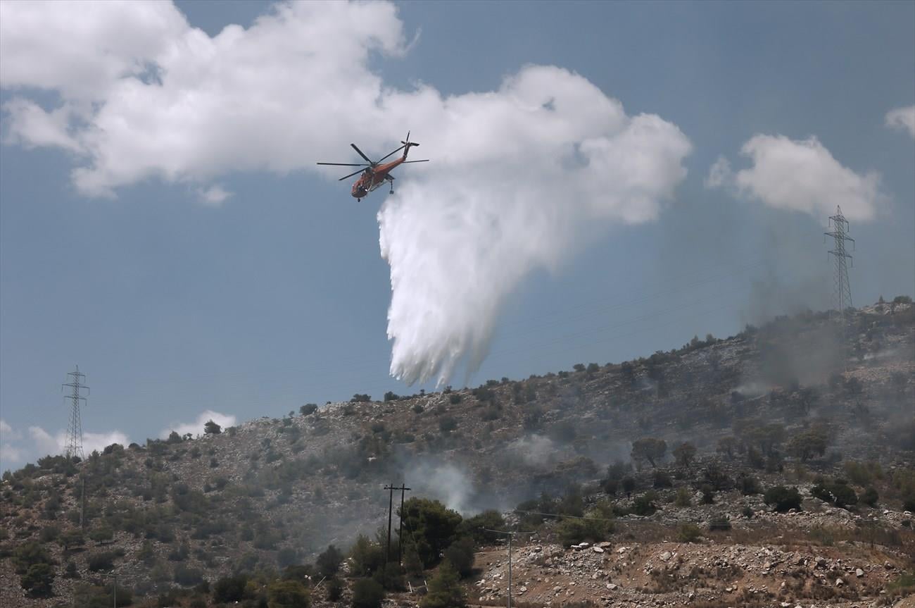 Πυρκαγιά στη Σύρο - Επιχειρούν και εναέρια μέσα