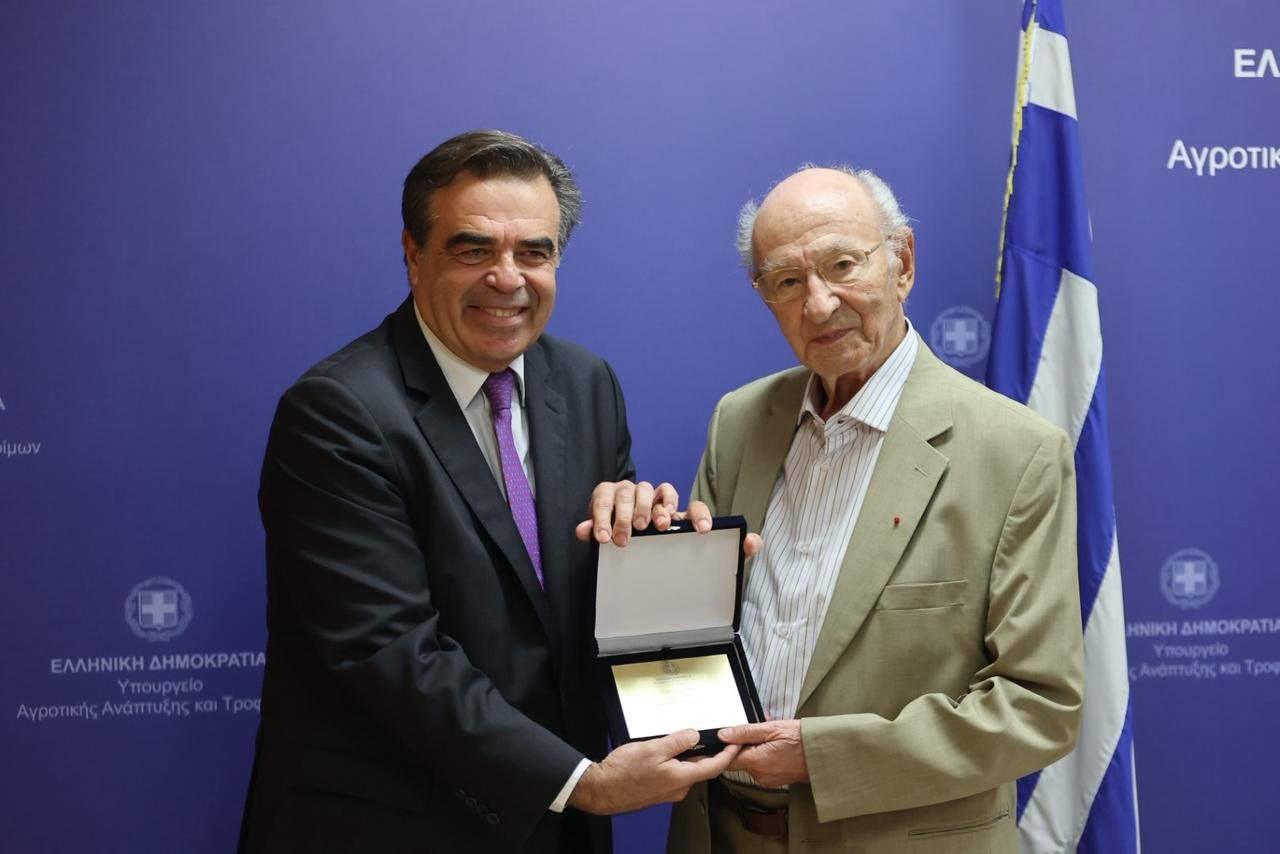 Τιμητική διάκριση στον Άγγελο Ζαχαρόπουλο για την προσφορά του στον πρωτογενή τομέα απένειμε ο Σχοινάς