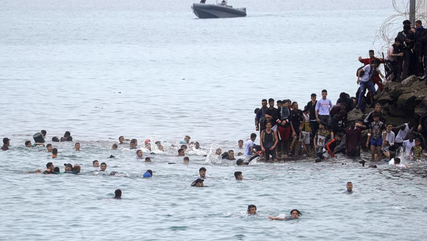 Politico: Η Ελλάδα στην «εμπροσθοφυλακή» της ΕΕ για κέντρα επιστροφών σε Ρουάντα και Ουζμπεκιστάν