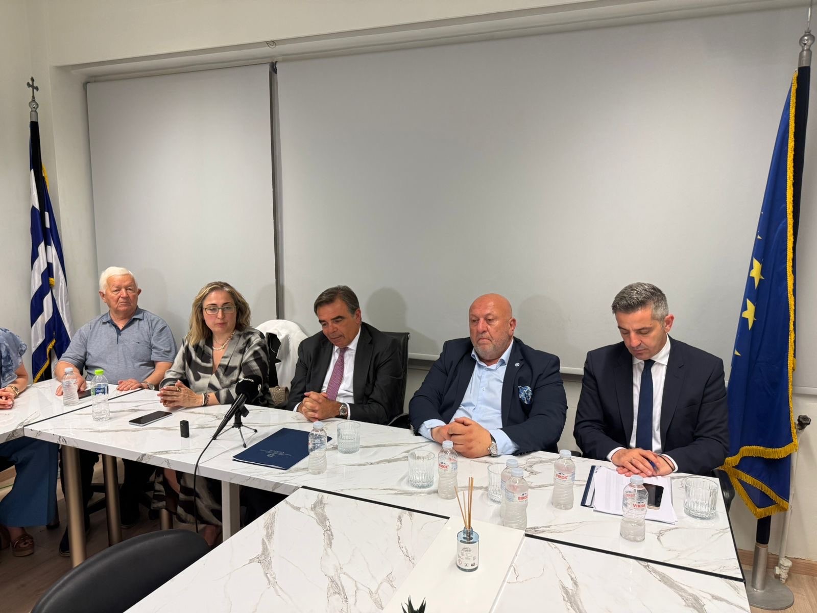 Με περιοδείες στη επαρχία θέλει να γυρίσει το κλίμα στους αγρότες η κυβέρνηση