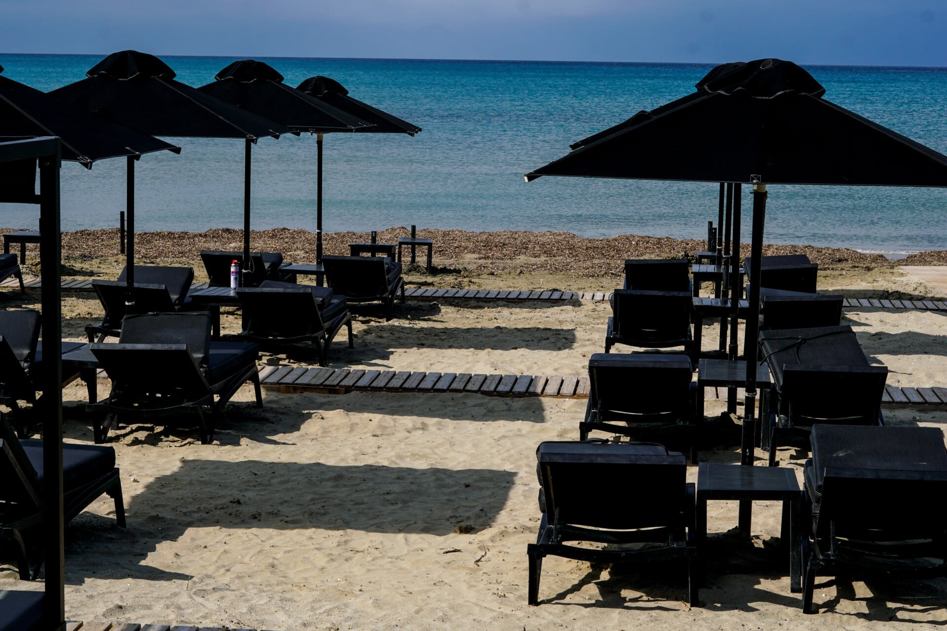 Όλα παράνομα: «Κατάληψη» της παραλίας με 400 παράνομες ξαπλώστρες
