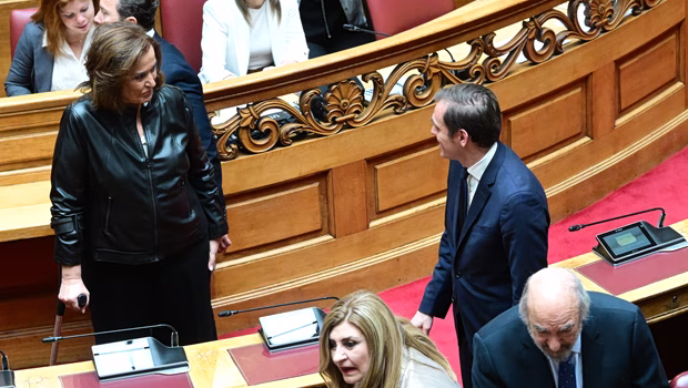 Βουλή: Κόντρα Μπακογιάννη - Δουδωνή για το άρθρο 86 - «Ανέλαβε ρόλο πεθερικών» - «Είμαι καλή πεθερά, το λέει και η νύφη μου»