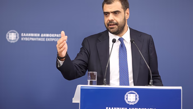 Ο Μαρινάκης της κυβέρνησης «Μαυρογιαλούρου» κατηγορεί τον Τσίπρα ότι του θυμίζει τον Κωνσταντάρα στον «Τρελοπενηντάρη»