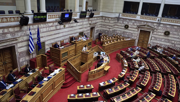 Βουλή: «Πέρασε» κατά πλειοψηφία το νομοσχέδιο για τη Μετανάστευση