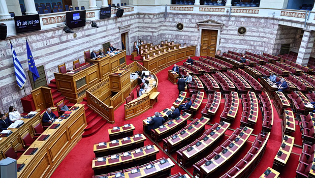 «Το "τζάμπα" αφορά τους συμβούλους της κυβέρνησης» - Πολιτική αντιπαράθεση για την οικονομία