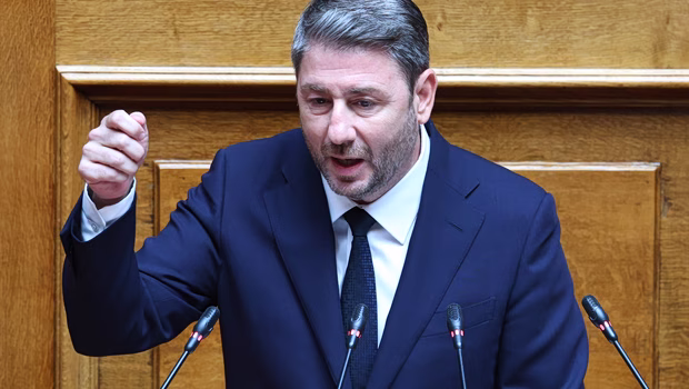 ΠΑΣΟΚ: Ο Παπανδρέου, οι «διάττοντες αστέρες» και ο διμέτωπος του Ανδρουλάκη