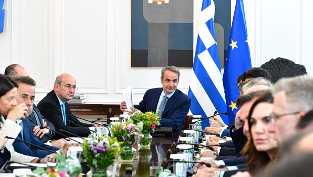 Μητσοτάκης: Καλλιέργεια προσδοκιών για πτώση στην τιμή της βενζίνης με προεκλογικό άρωμα