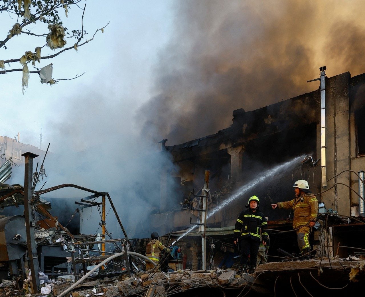 Ρωσία: Μπαράζ νυχτερινών επιθέσεων σε 10 στρατιωτικών στόχων – 18 άμαχοι νεκροί