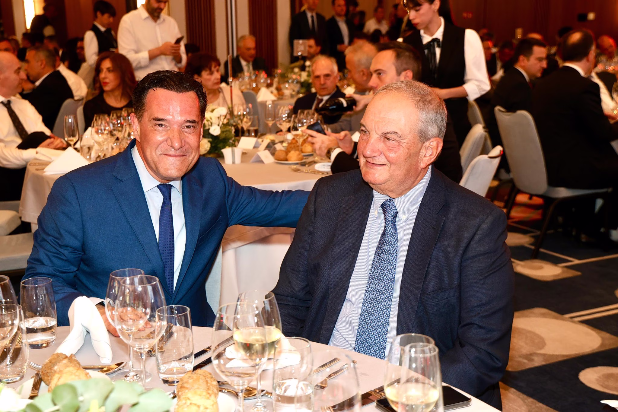 Η αλήθεια για τη φωτό της αμηχανίας: Πώς κάθισε για δύο λεπτά σε καρέκλα άλλου ο Άδωνις Γεωργιάδης