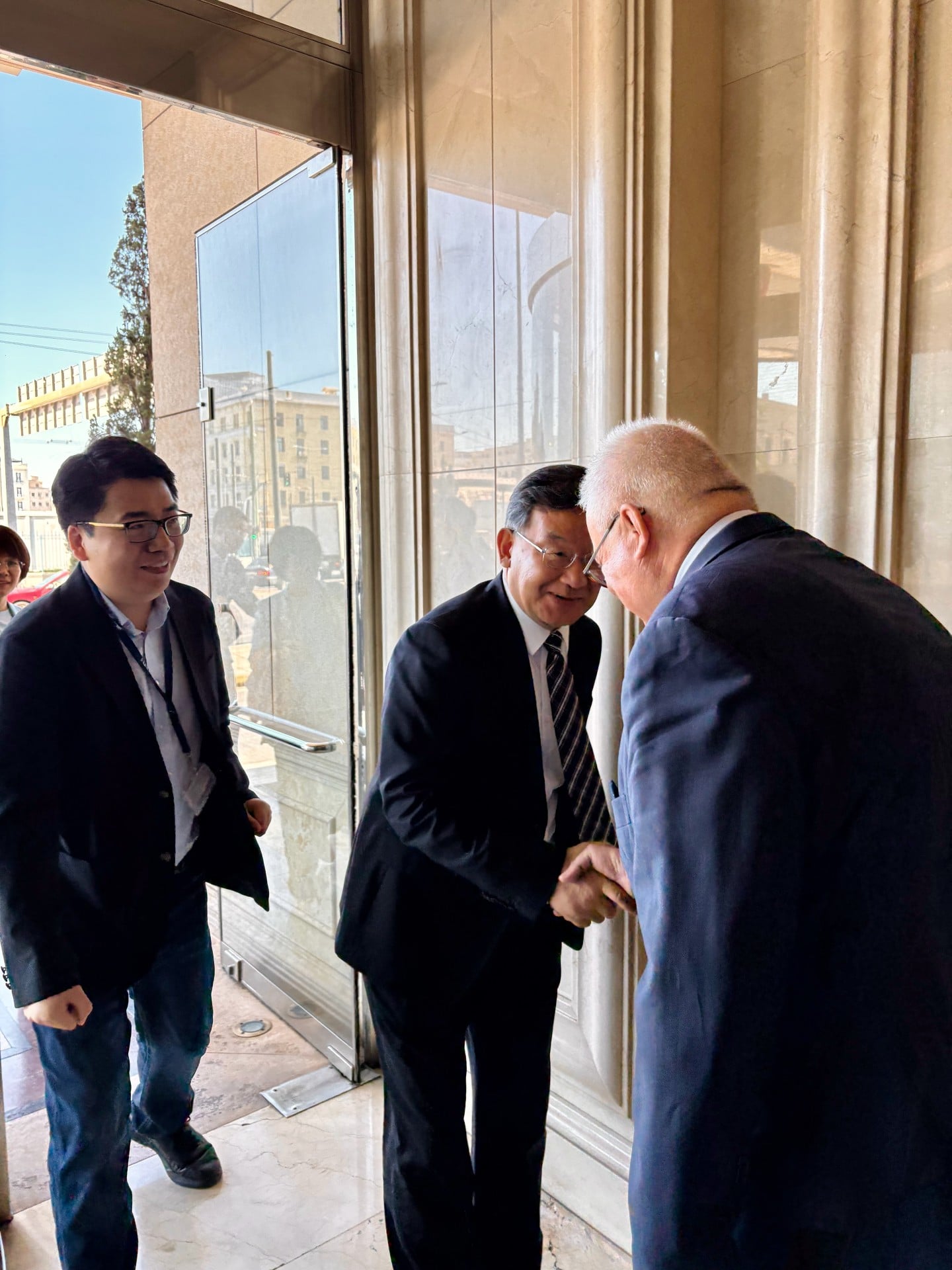 Naftemporiki signs MoU with Dazhong News Group
