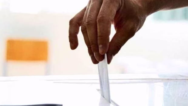Αυτοδιοίκηση στα μέτρα της ΝΔ; Το Μαξίμου αλλάζει με τη «συμπληρωματική ψήφο» τους κανόνες του παιχνιδιού