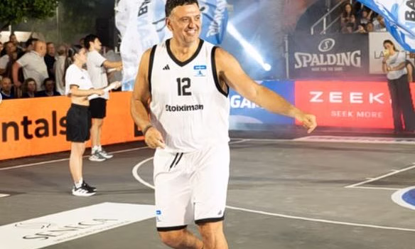 Το μπασκετικό διάλειμμα του Βασίλη Κικίλια στη Σύρο και οι αναμνήσεις από το παρελθόν