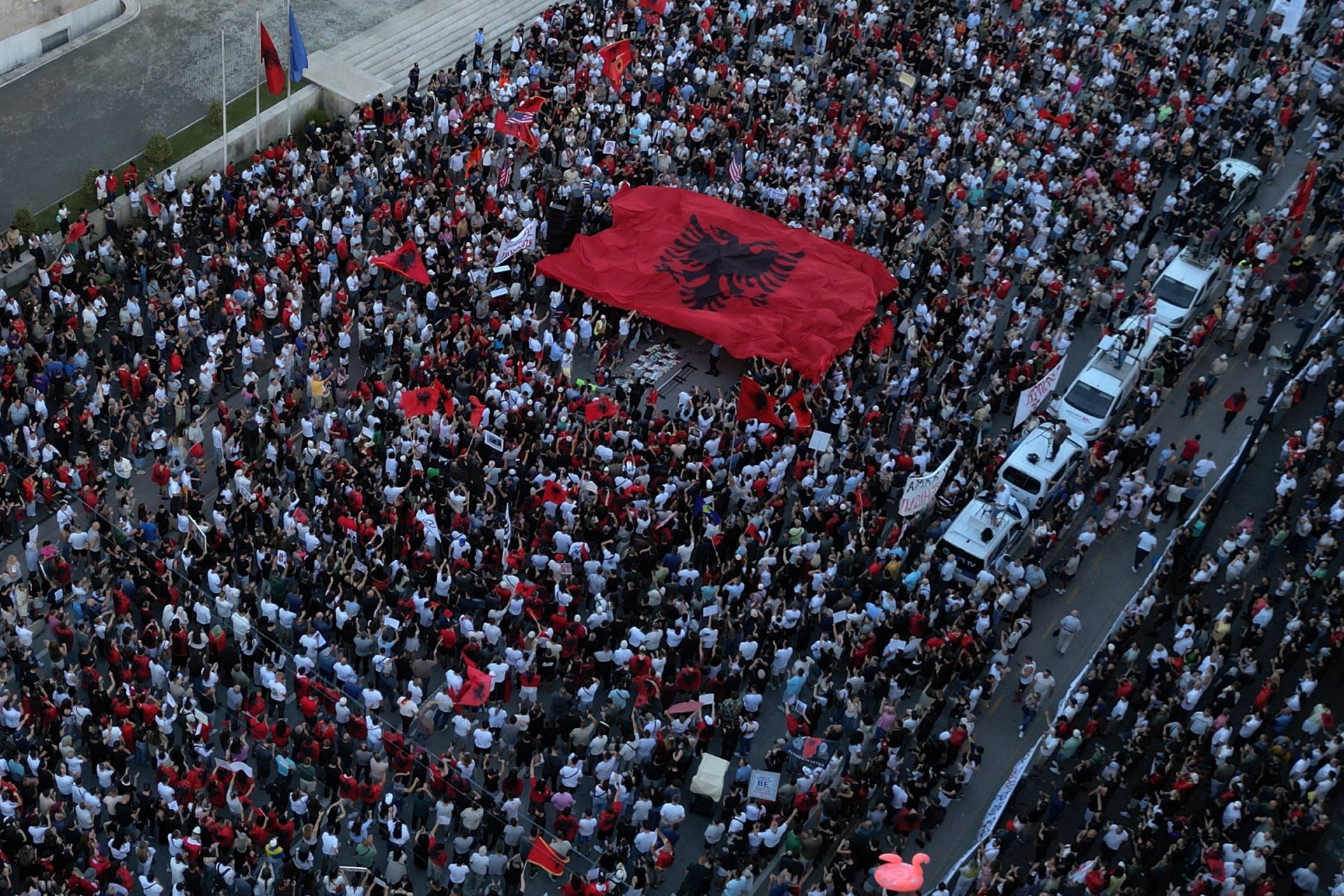 Εντάλματα σύλληψης ατόμων που φέρονται να συνδέονται με το τουριστικό σχέδιο της οικογένειας Τραμπ