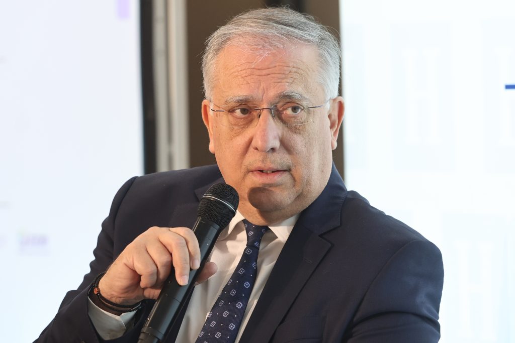 Δημοσκόπηση Interview: Οκτακομματική Βουλή και ανατροπές – Ο «κανένας» που κυριαρχεί