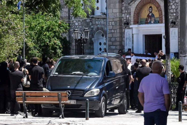 Σε κλίμα οδύνης η κηδεία της 54χρονης μητέρας και του 26χρονου γιου της που δολοφονήθηκαν στο Αίγιο – Αρνείται κάθε εμπλοκή ο 65χρονος Ιταλός