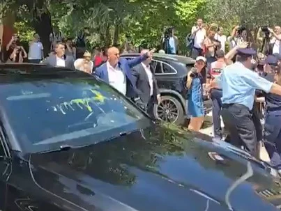 Αλβανία: Διαδηλωτές πέταξαν αυγά σε αυτοκίνητα βουλευτών