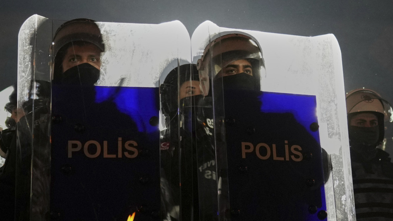 Οι 13 οικολόγοι που τέθηκαν προληπτικά υπό κράτηση στην Τουρκία κινδυνεύουν να παραμείνουν στη φυλακή ως το τέλος της συνόδου του NATO