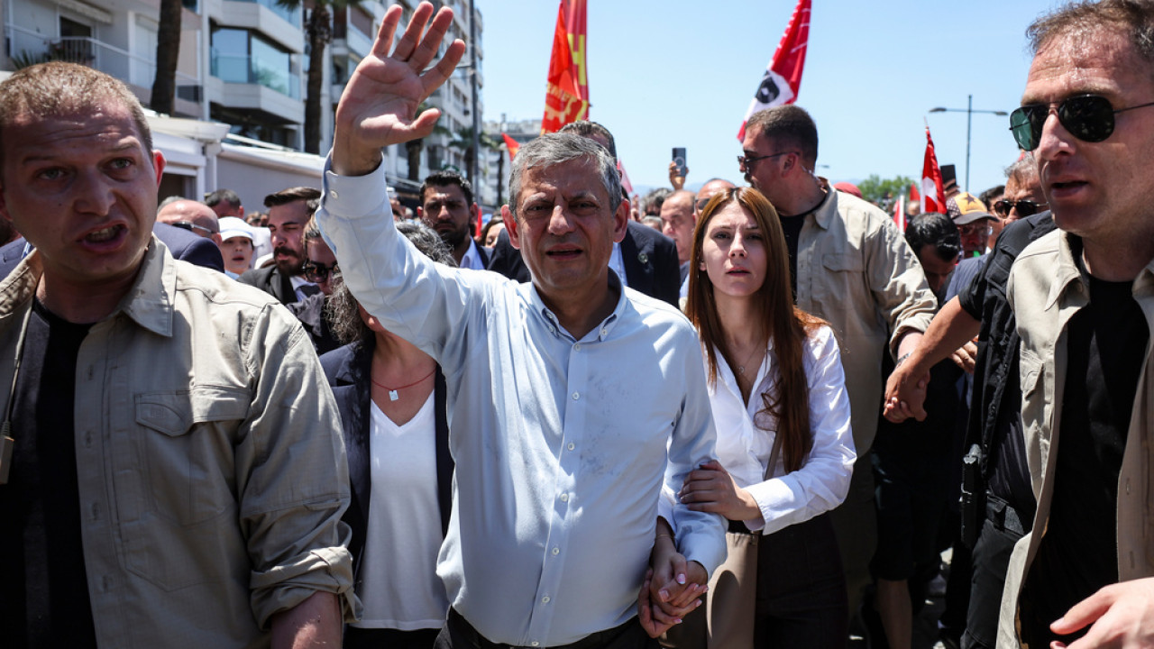 Η ομάδα του Οζγκιούρ Οζέλ παραιτήθηκε από την κεντρική επιτροπή του CHP