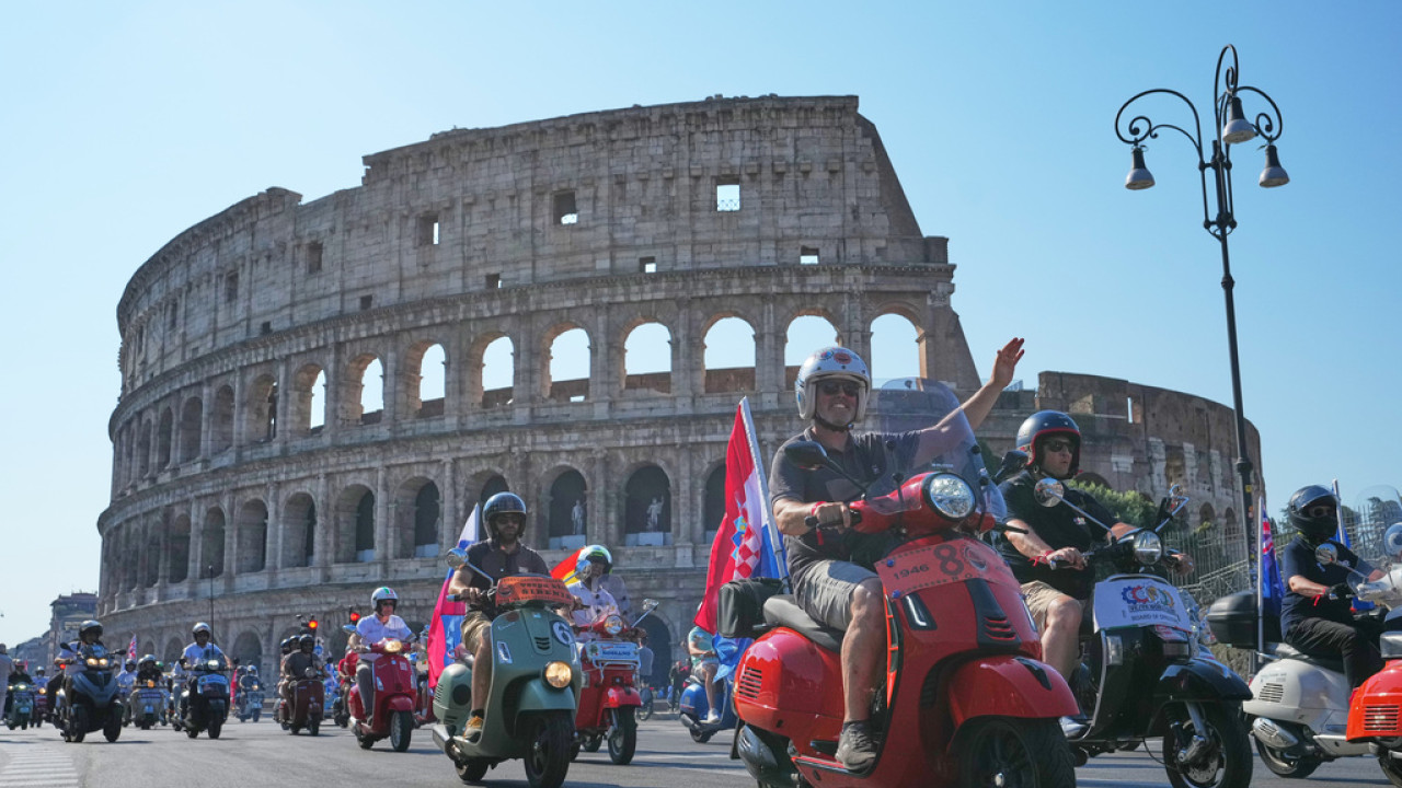80η επέτειος της Vespa: Χιλιάδες σκούτερ κατέκλυσαν τους δρόμους της Ρώμης