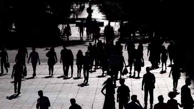 Παραμένει πάντως το πλαφόν προσδοκιών σε μια κοινωνία εργαζόμενων φτωχών
