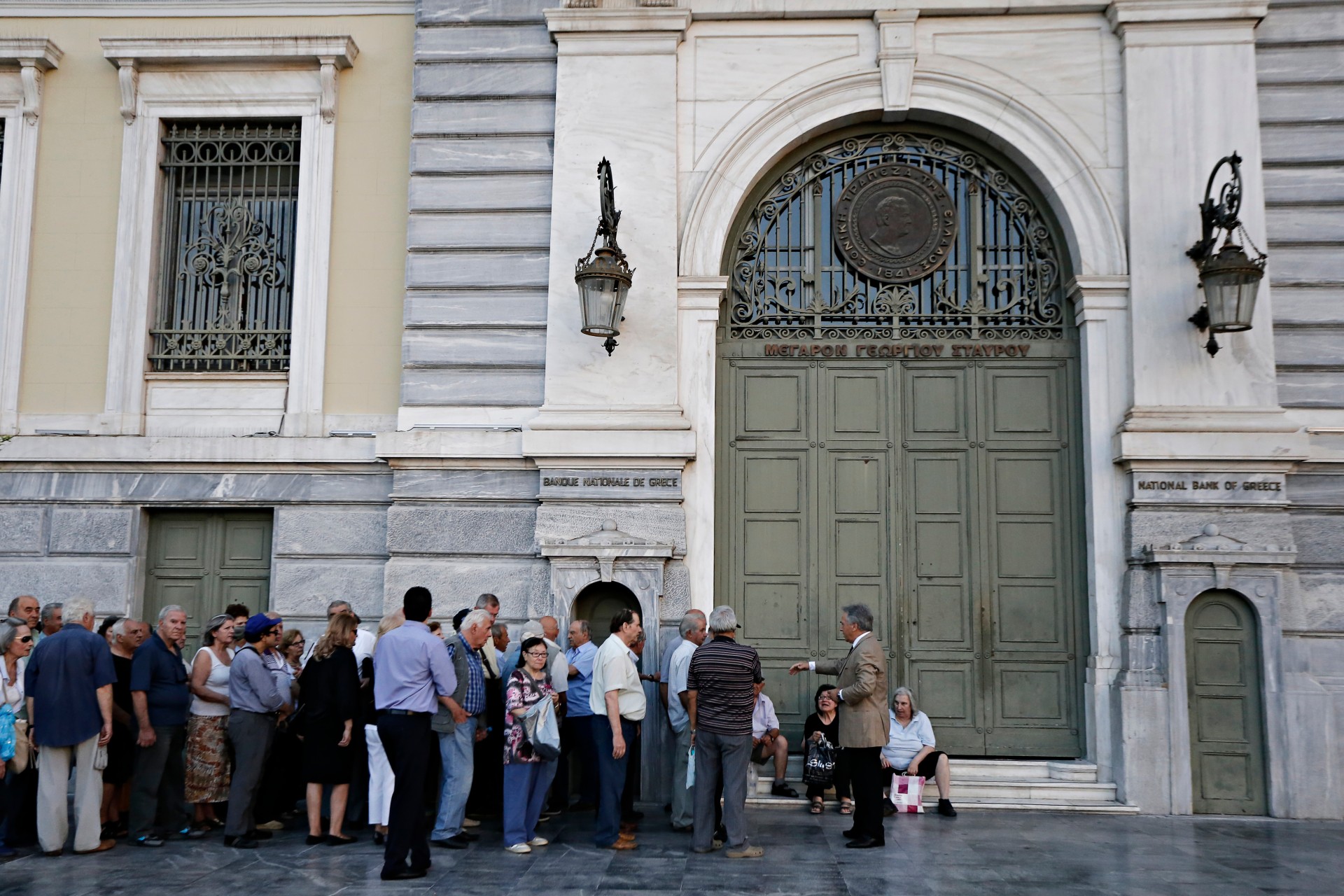 Η Κυριακή που οι Έλληνες έτρεξαν στα ATM