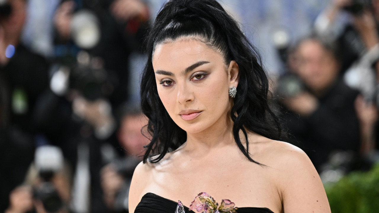 Charli xcx: Ανακοίνωσε περιοδεία με τίτλο «Music, Fashion, Film» στη Βόρεια Αμερική
