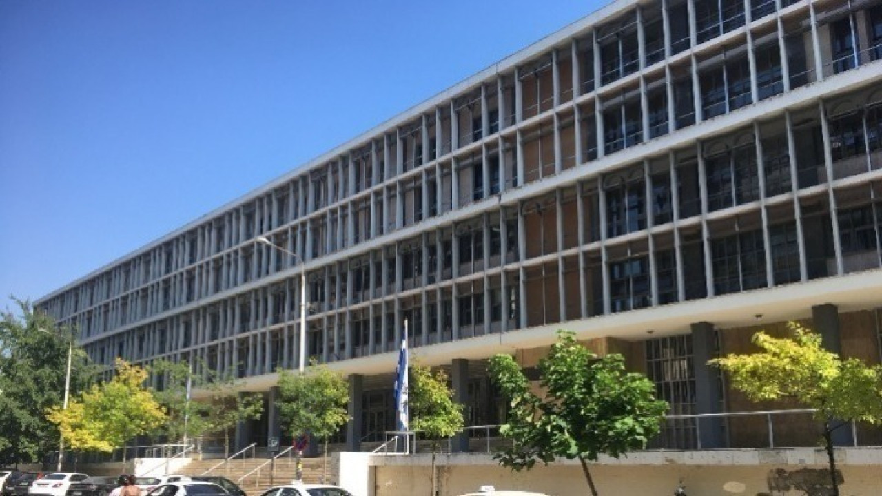 Θεσσαλονίκη: Ξεκίνησε η δίκη για το θάνατο 33χρονου και 46χρονης αστυνομικού στη Χαλκιδική