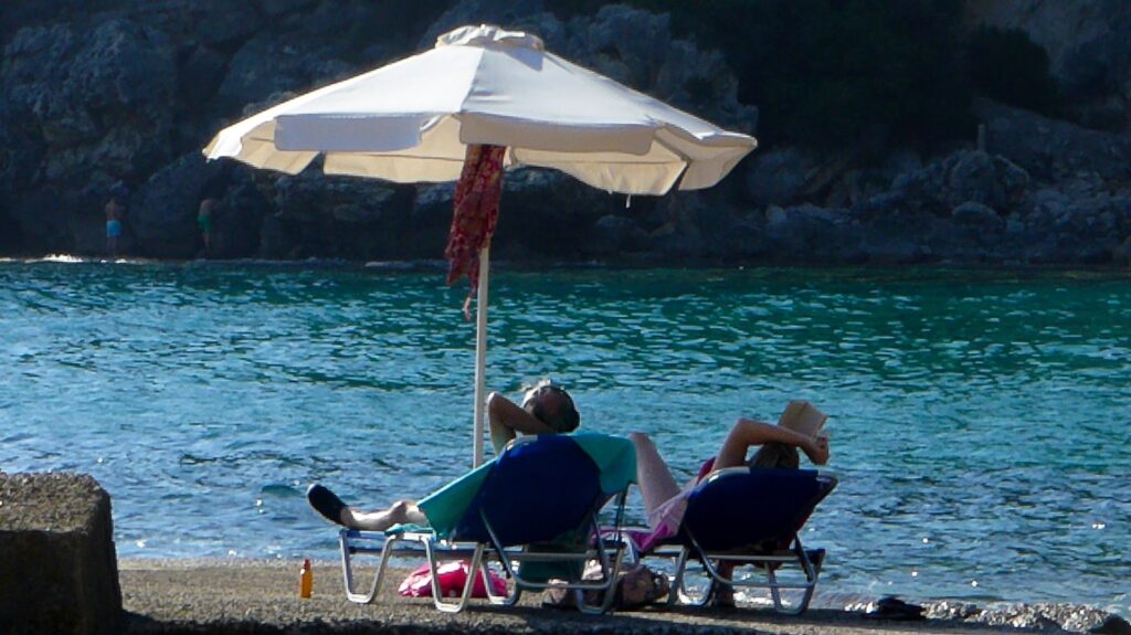 Δημοσκόπηση Alco: Ένας στους δύο δηλώνει ότι δεν θα πάει φέτος διακοπές – «Αγκάθι» το κόστος διαμονής και εισιτηρίων