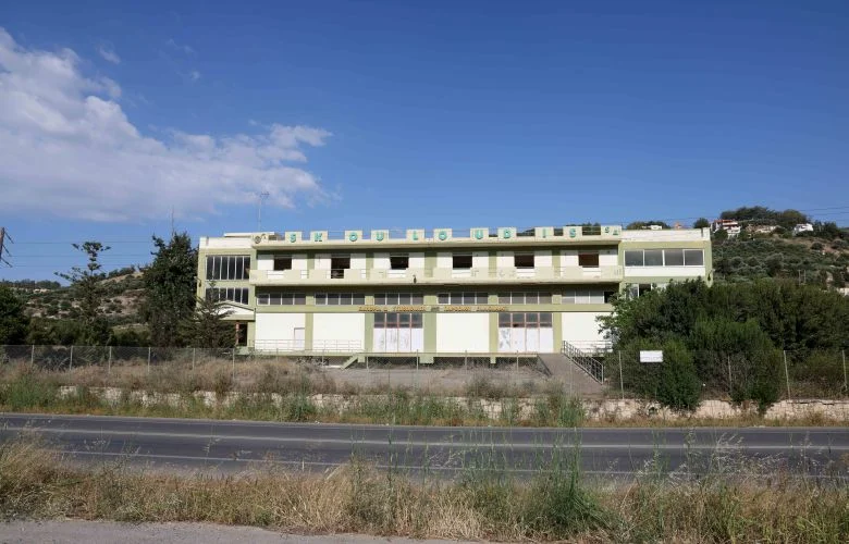 Επιχείρηση της πυροσβεστικής για την κατάσβεση φωτιάς στις αποθήκες Σκουλούδη στο Ηράκλειο