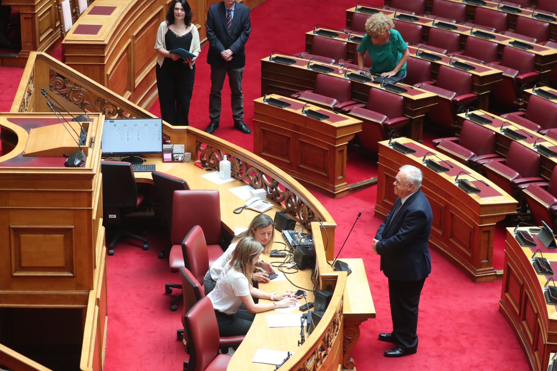 Ορκίστηκε βουλευτής ο Γ. Δραγασάκης και ανεξαρτητοποιήθηκε από την ΚΟ του ΣΥΡΙΖΑ