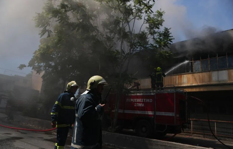 Κατέρρευσε μέρος της οροφής του εργοστασίου πλαστικών που έχει πάρει φωτιά στο Αιγάλεω