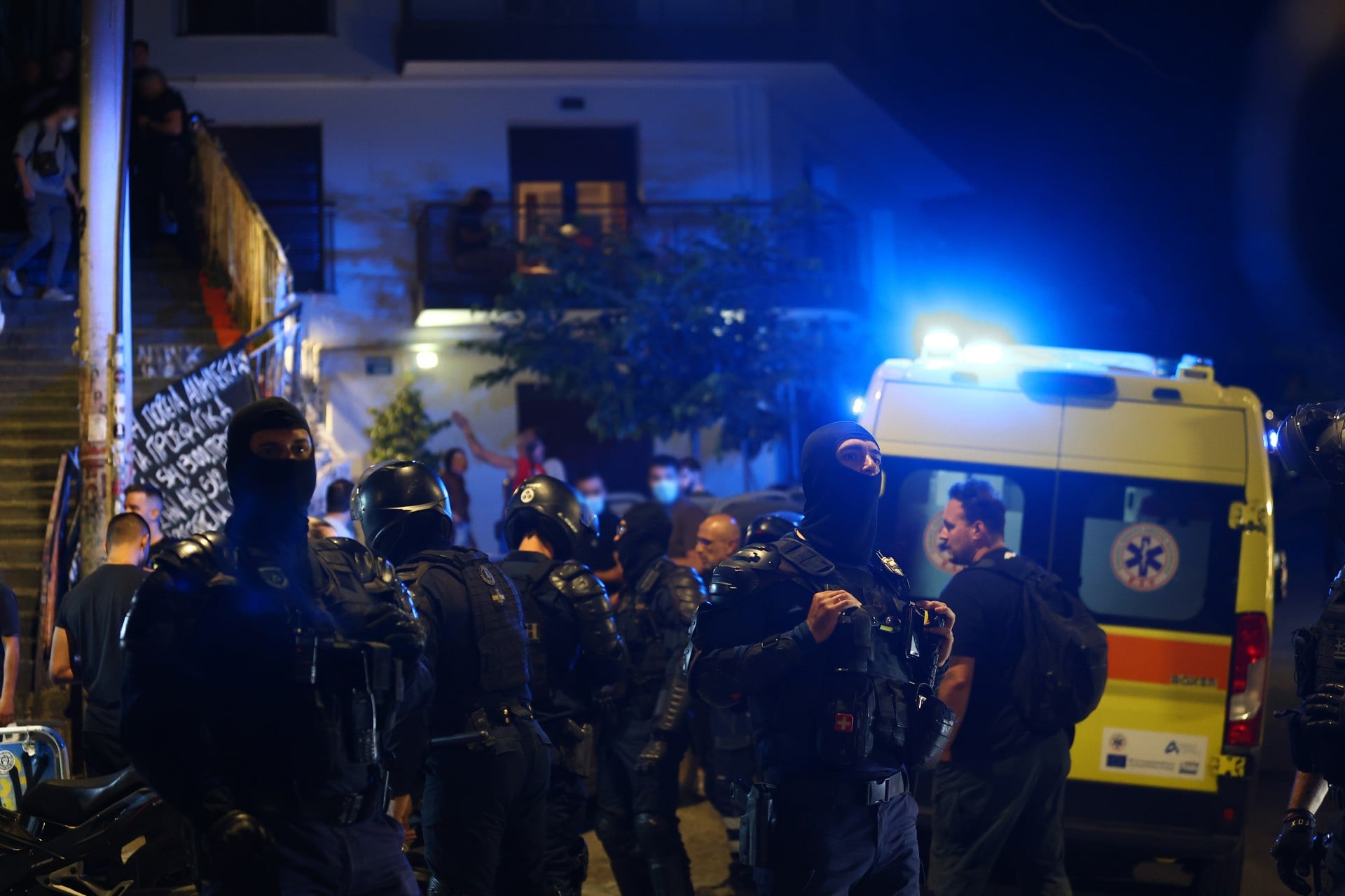 Νεκρός στα σκαλάκια της Καλλιδρομίου μετά από πυροβολισμούς
