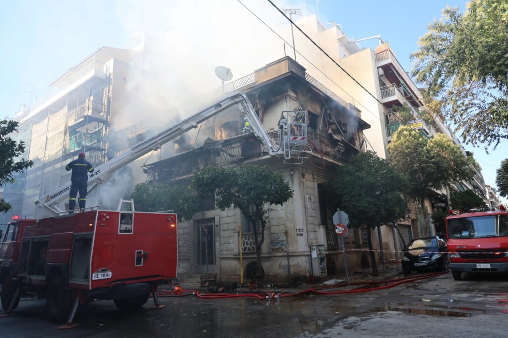 Καλλιθέα: Φωτιά σε διώροφη κατοικία