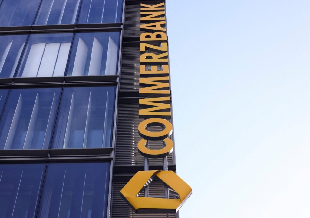 Σε επαφή η Commerzbank με τη γερμανική ρυθμιστική αρχή για την αύξηση του μεριδίου της στην UniCredit