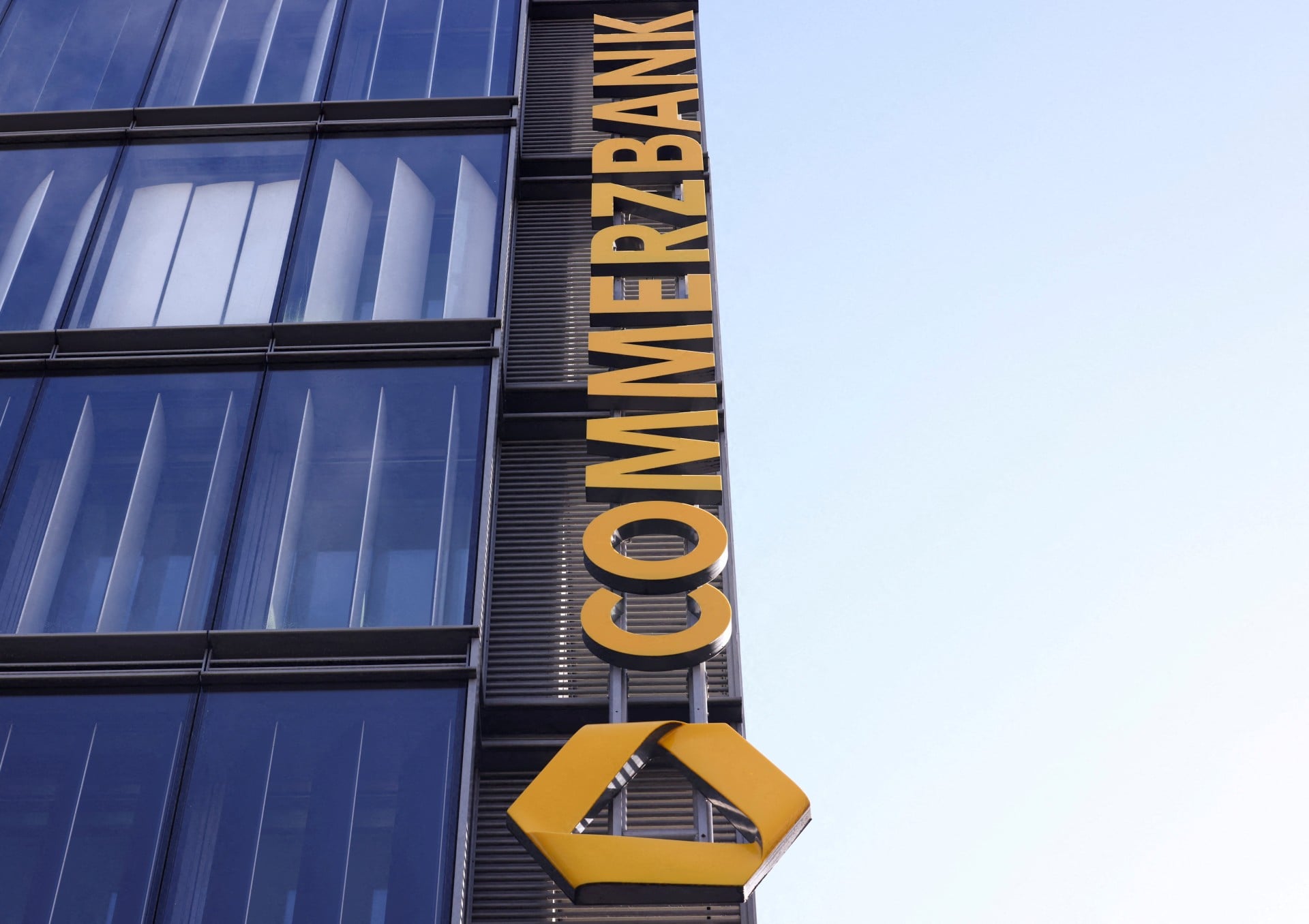 Σε επαφή η Commerzbank με τη γερμανική ρυθμιστική αρχή για την αύξηση του μεριδίου της στην UniCredit