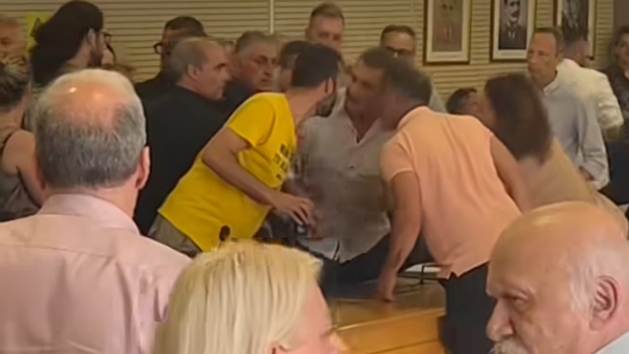 Αντίπαλες παρατάξεις πιάστηκαν στα χέρια στο Δημοτικό Συμβούλιο Ηλιούπολης