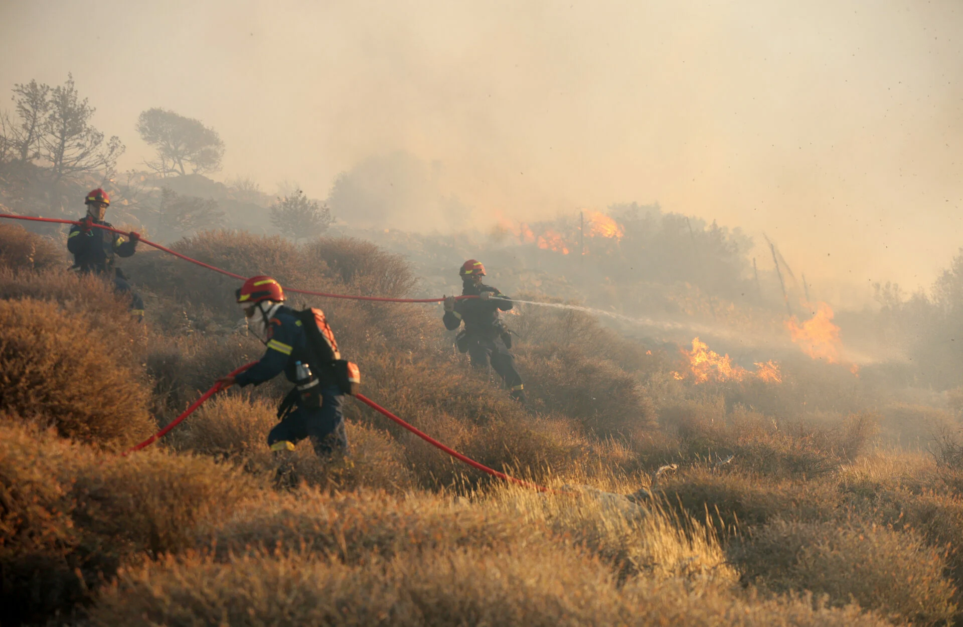 Φωτιά τώρα στις Αχαρνές Αττικής ανάμεσα σε σπίτια