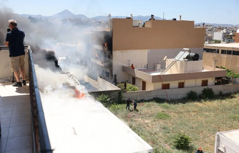 Βελτιωμένη η εικόνα της φωτιάς στην αποθήκη ξυλείας σε κατοικημένη περιοχή στο Ηράκλειο