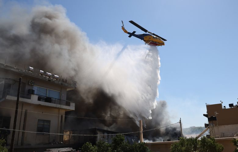 Σε ύφεση η φωτιά στο Ηράκλειο – Έπιασε σε αποθήκη ξυλείας, αλλά έκανε μεγάλες ζημιές και σε τρία σπίτια