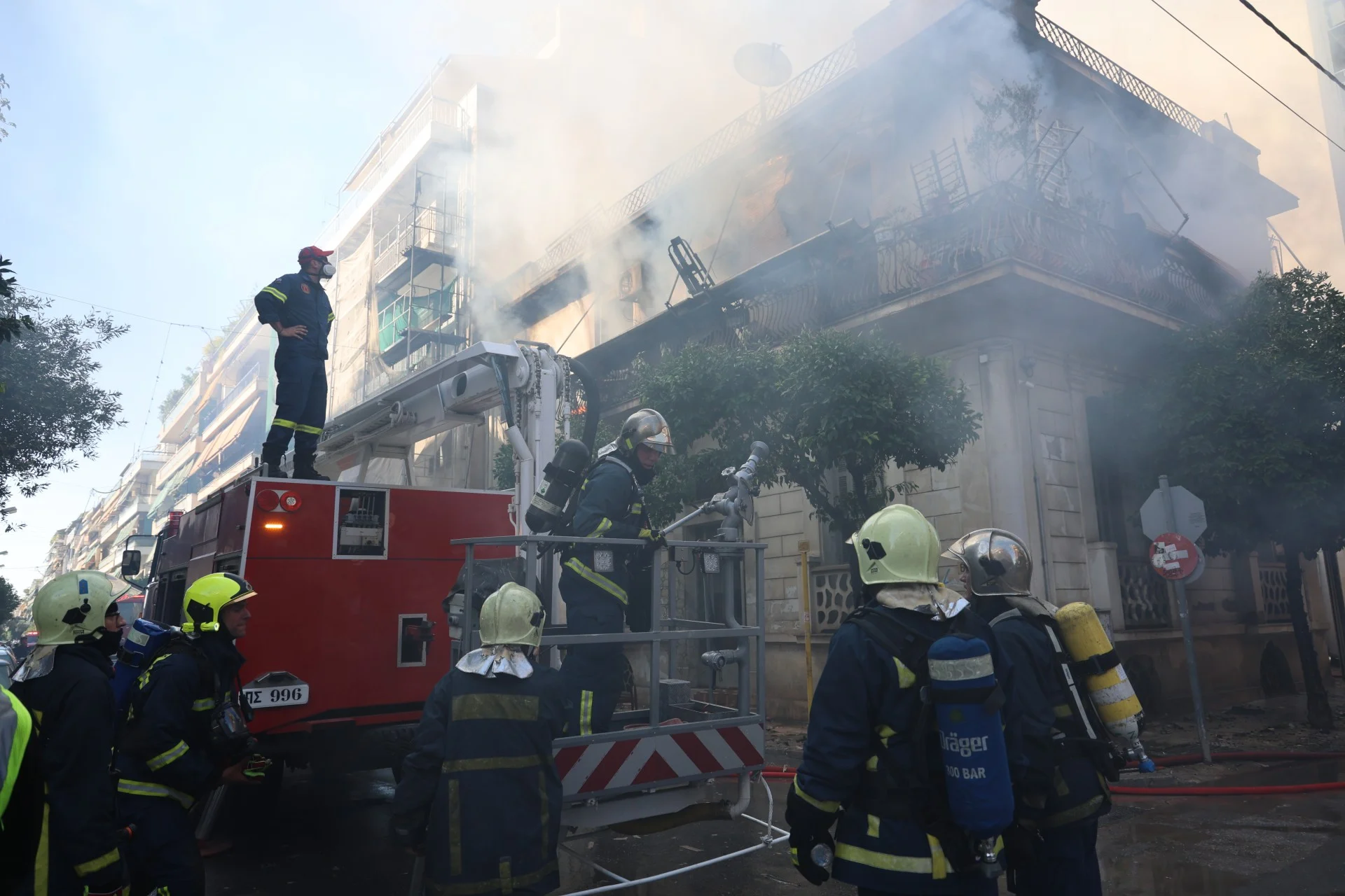 Η στιγμή που η 75χρονη πέφτει από το μπαλκόνι της διώροφης μονοκατοικίας και διασώζεται (Βίντεο)
