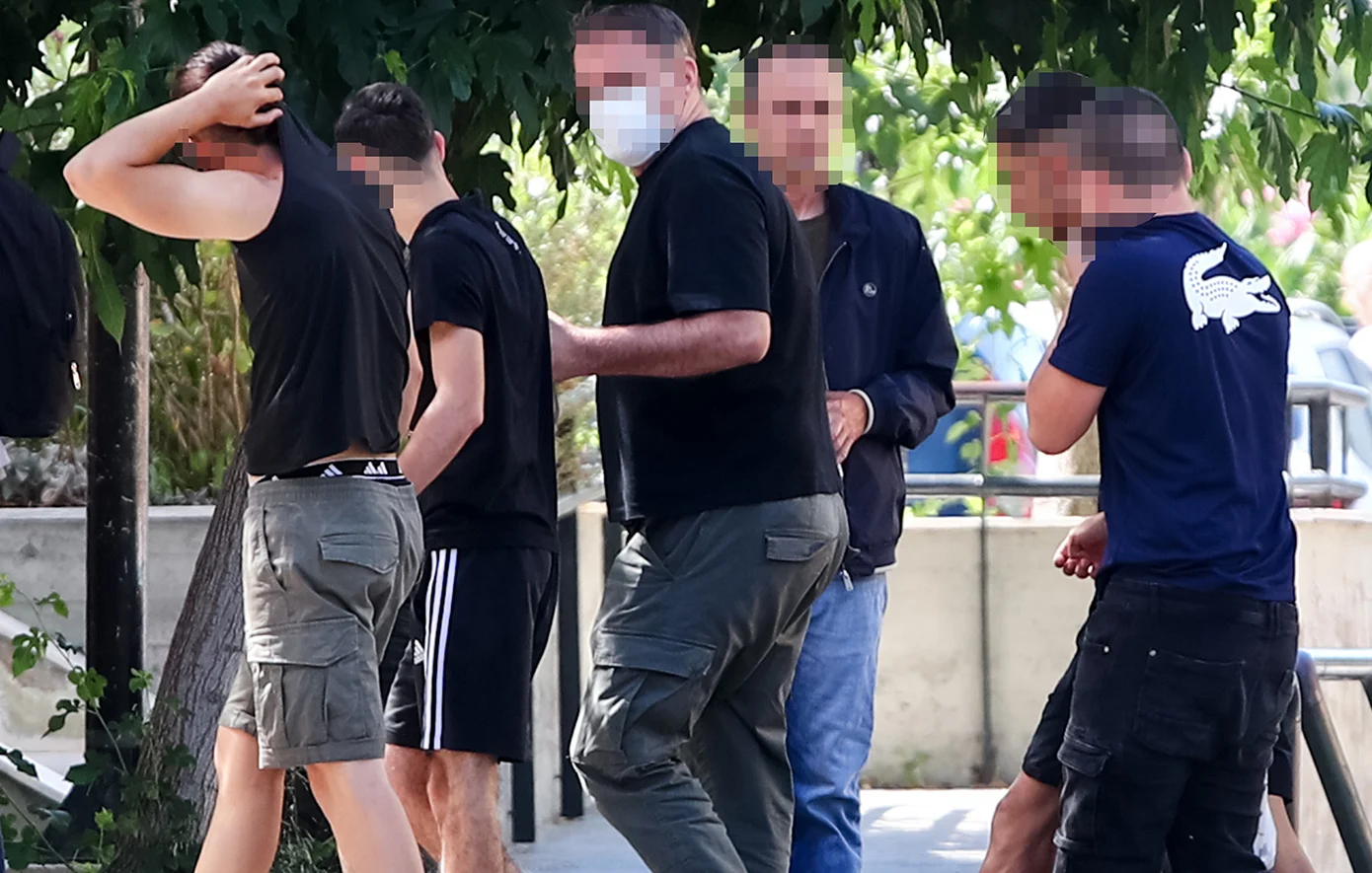 Στη φυλακή οδηγούνται τρεις κατηγορούμενοι – «Φώναζα στο θύμα, ότι ο 17χρονος εχει μαχαίρι, να γυρίσει πίσω» – News.gr