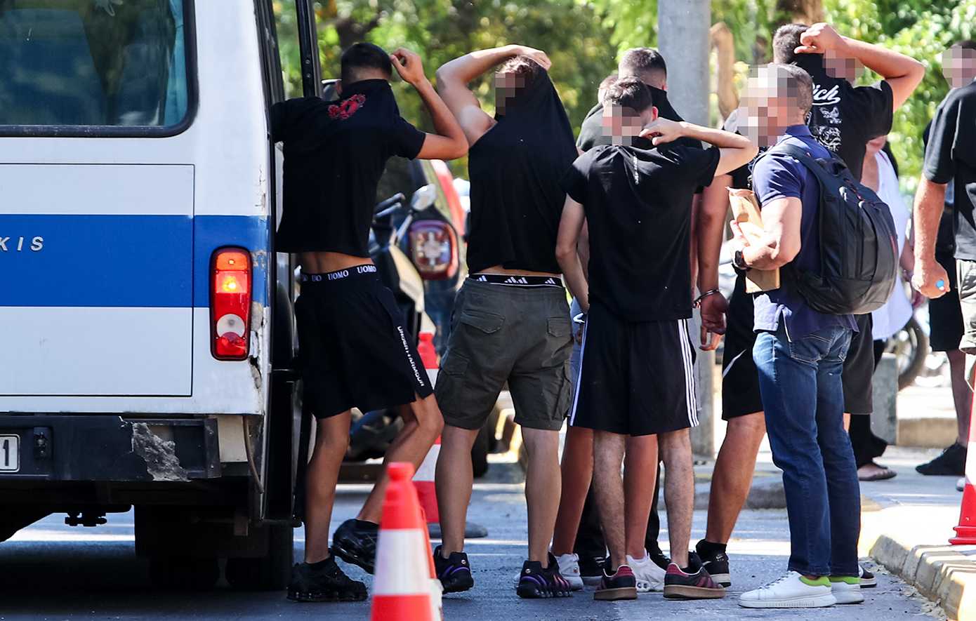 Ταυτοποιήθηκαν 17 άτομα για την συμπλοκή με τη δολοφονία του 15χρονου στην Καλλιθέα – Συνελήφθησαν επτά