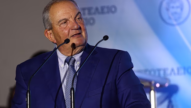 Κώστας Καραμανλής: Η συμβουλή με νόημα στους μαθητές - «Πετάξτε τα ασήμαντα, τη σαβούρα »