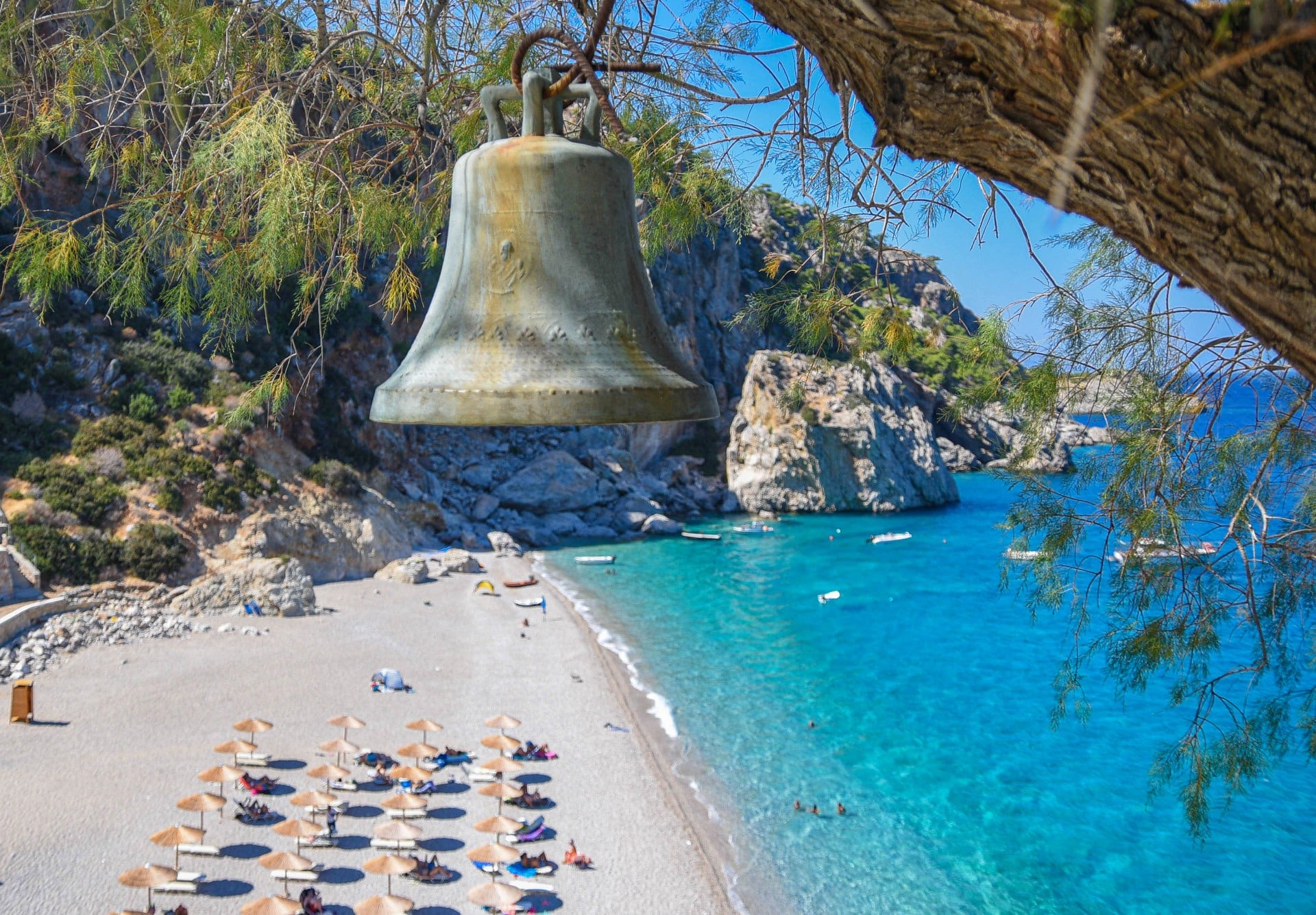 Σμαραγδένια νερά και παραλίες «καρτ-ποοστάλ»