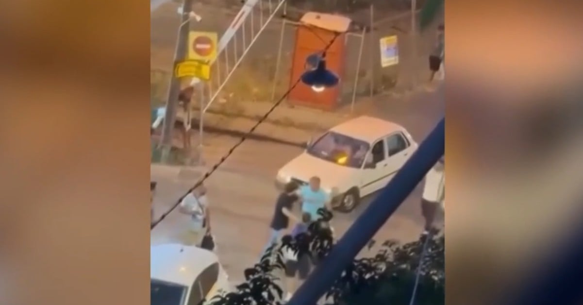 Οδηγοί μηχανών πιάστηκαν στα χέρια στη μέση του δρόμου (βίντεο)