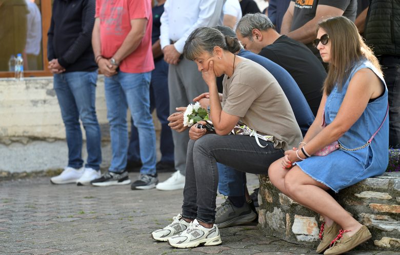 Σε κλίμα οδύνης η κηδεία της 45χρονης που δολοφονήθηκε από τον σύζυγό της στη Δράμα – Τραγικές φιγούρες τα δύο παιδιά του ζευγαριού
