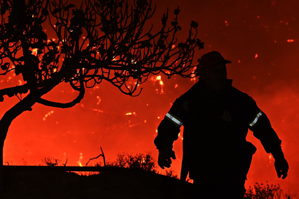 Φωτιά τώρα σε χαμηλή βλάστηση στην Κερατέα - Ισχυρές πυροσβεστικές δυνάμεις