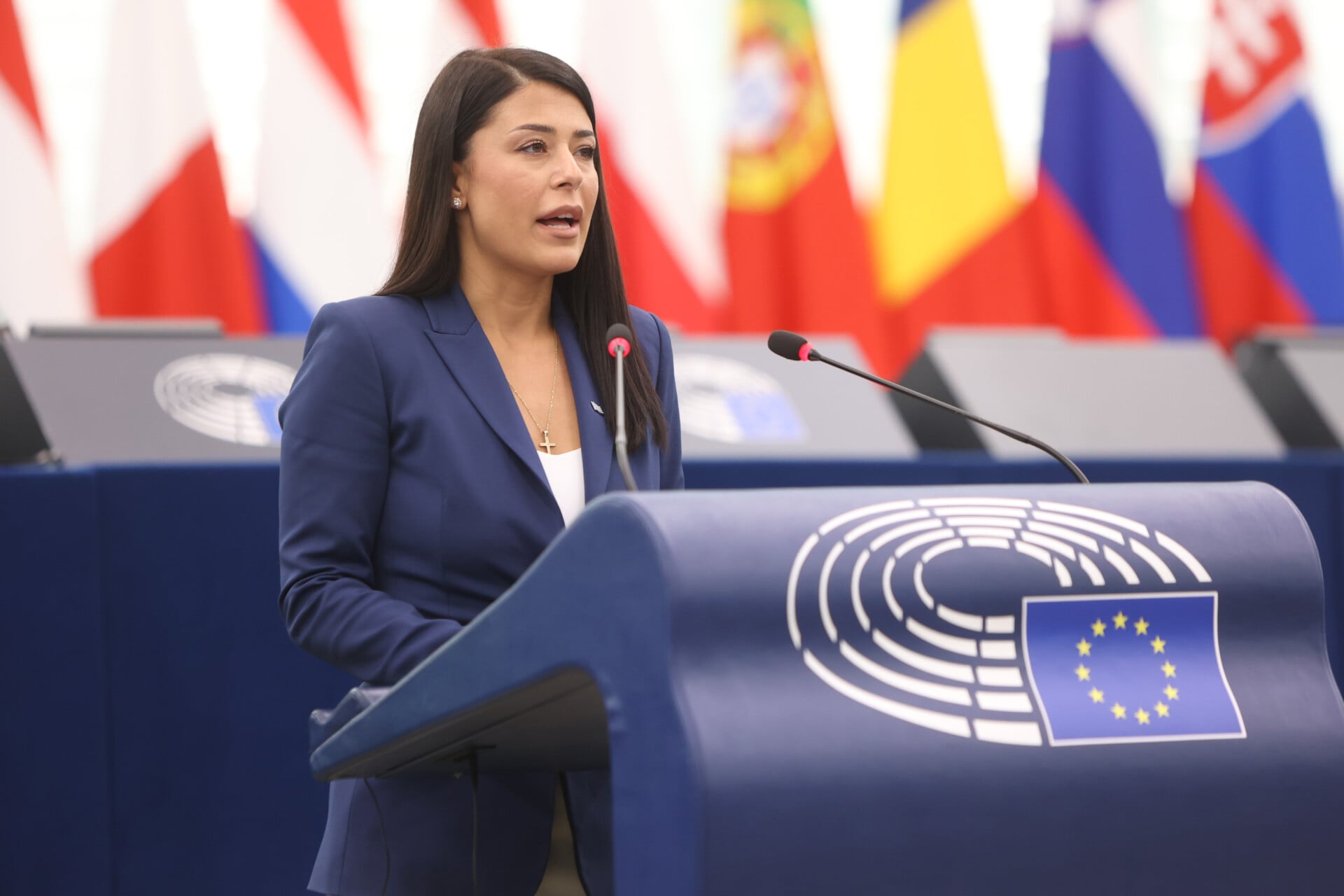 Η κυβέρνηση αυξάνει τους μετακλητούς και μειώνει τους εκπαιδευτικούς