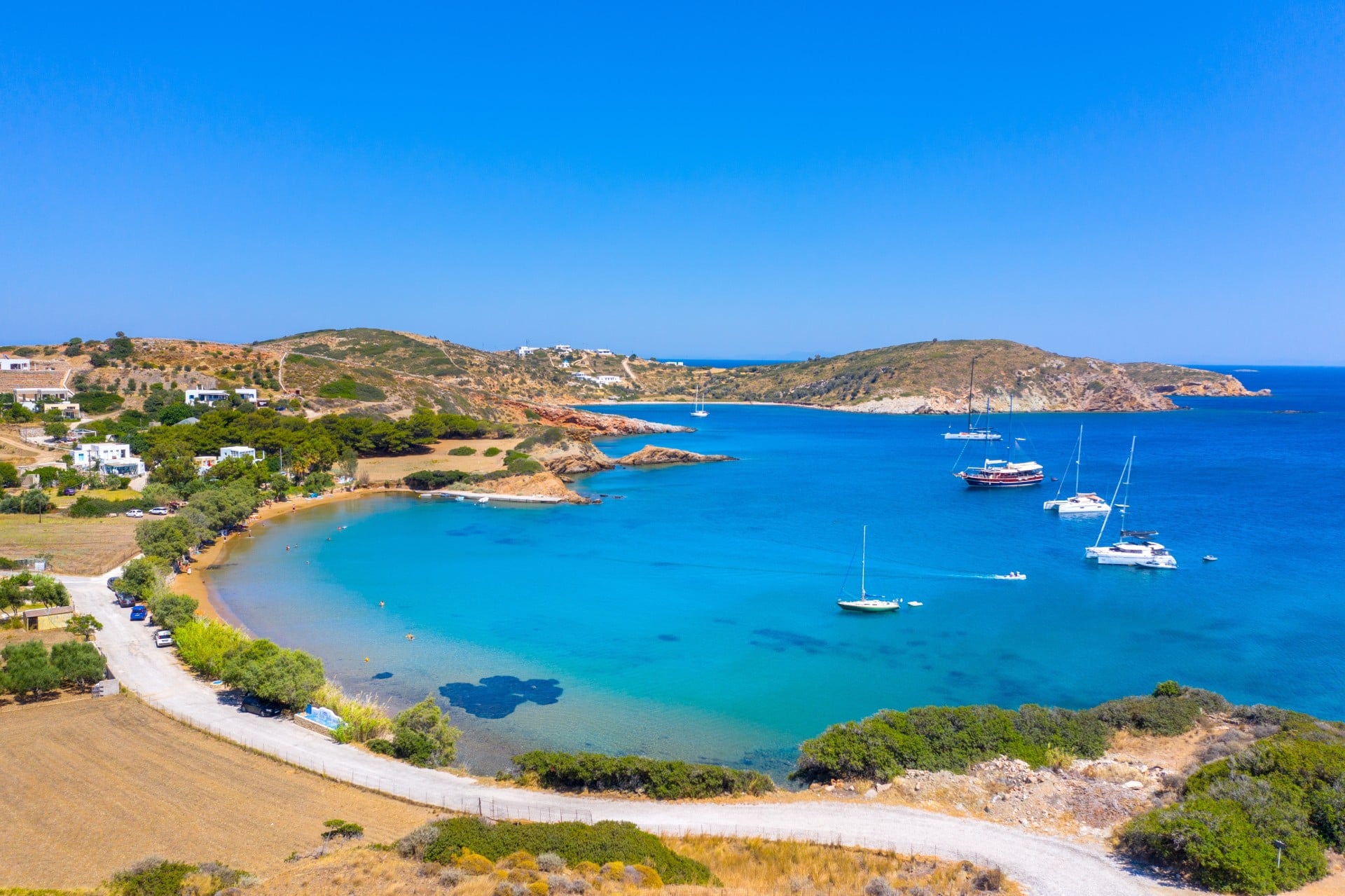 Το ελληνικό νησί που συνδυάζει τη μυθική γοητεία με τις τιρκουάζ παραλίες