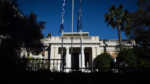 Κυβέρνηση: Ένα θερμό καλοκαίρι στο Μαξίμου - Τα «καυτά» έγγραφα της Intellexa και η επαναλαμβανόμενη οσμή διαφθοράς